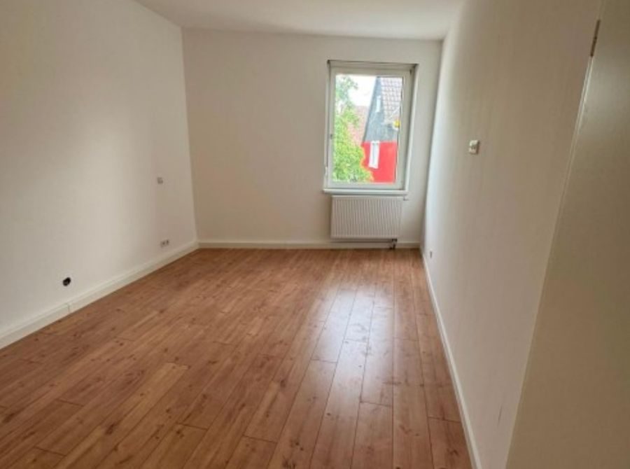 Renovierter Wohnraum mit Holzboden, Viernheim